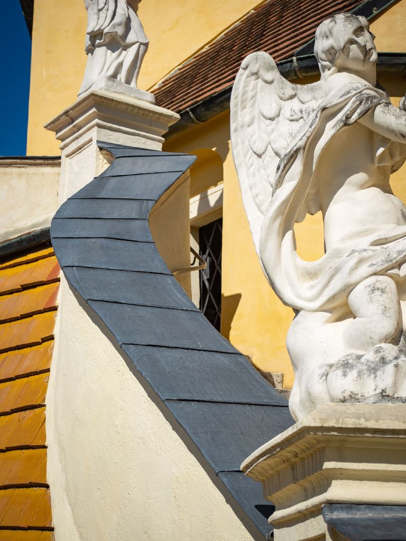 Geschwungene Mauerabdeckung aus Blech an der Balustrade
