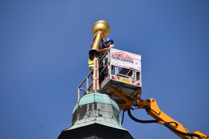 Spengler von Krumpeck auf der Hebebühne bei der Arbeit an der Bergkirche Eisenstadt