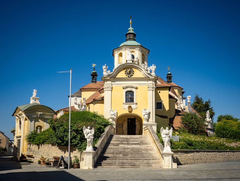Aufgang zur Bergkirche mit Statuen und Verblechungen