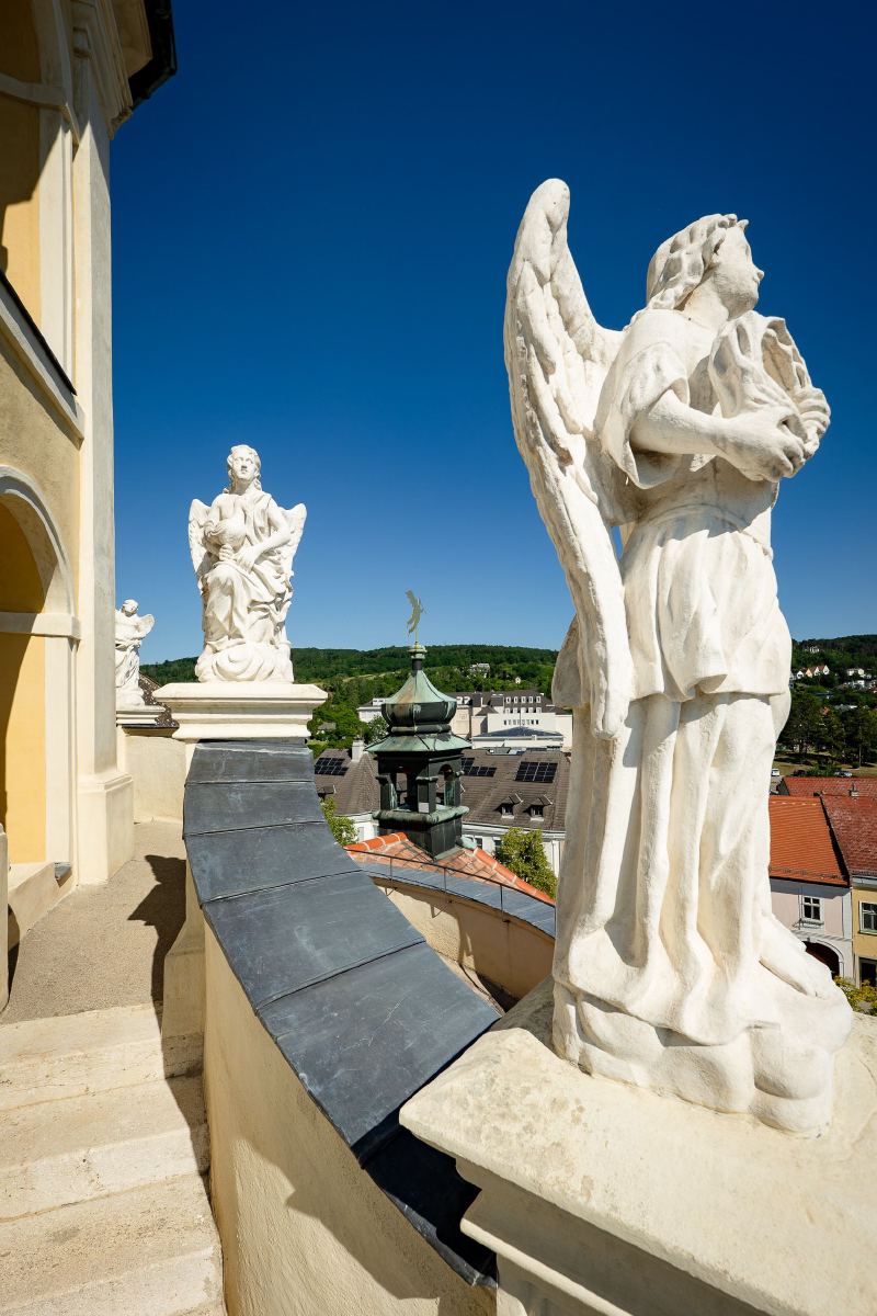 Engelstatue neben denkmalgerechter Blechabdeckung