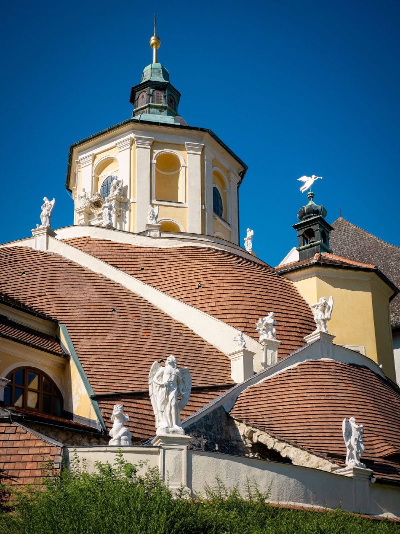 Kuppel und Dächer der Bergkirche mit Verblechungen