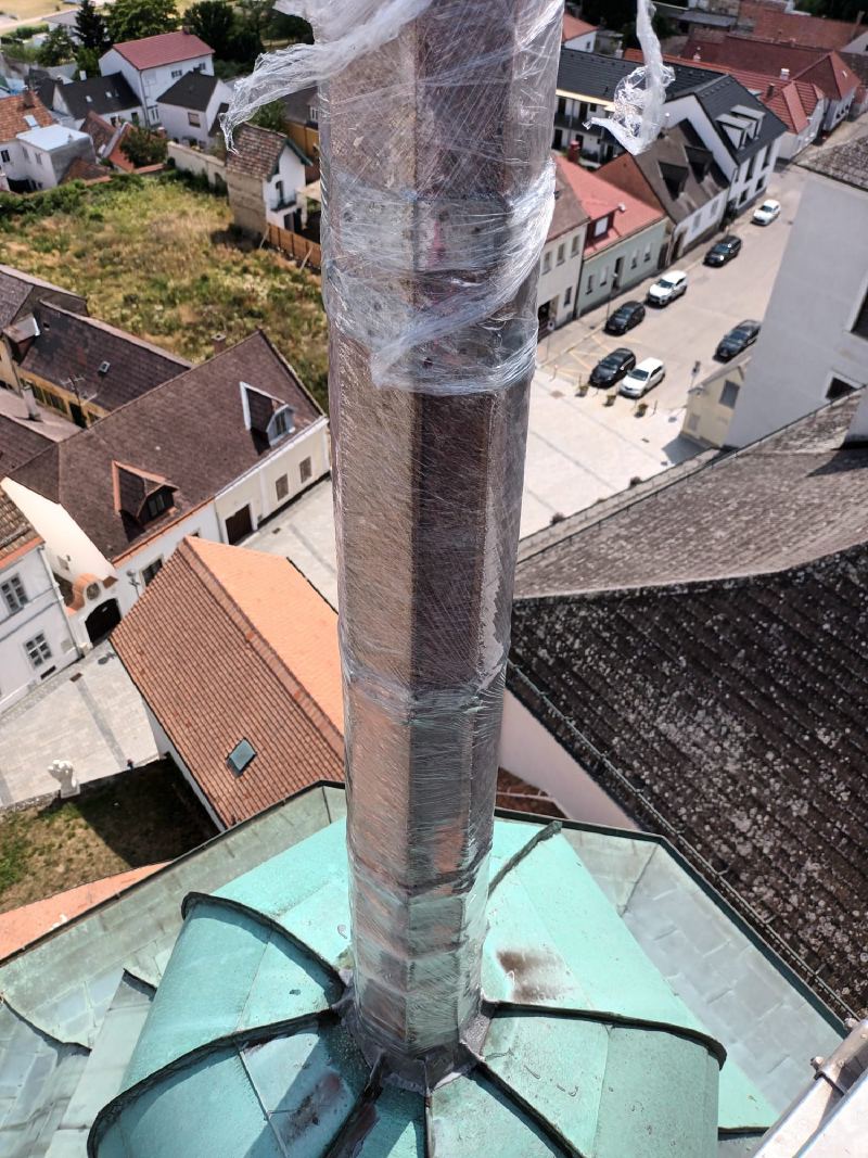 Montage der geschützten Turmspitze auf der Kuppel
