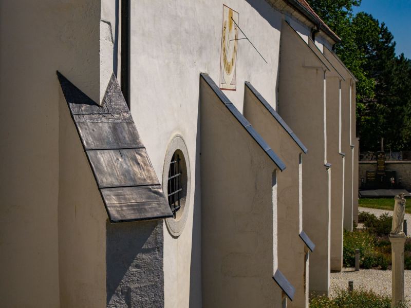 Detail der Strebepfeiler-Abdeckung aus Blech