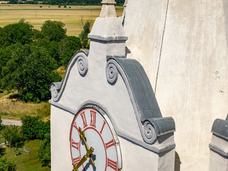 Detail der geschwungenen Gesimsverblechung am Turm