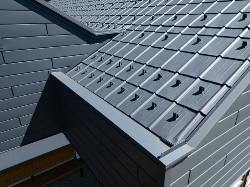 Detail der Dachplatten mit Übergang zur Gaube