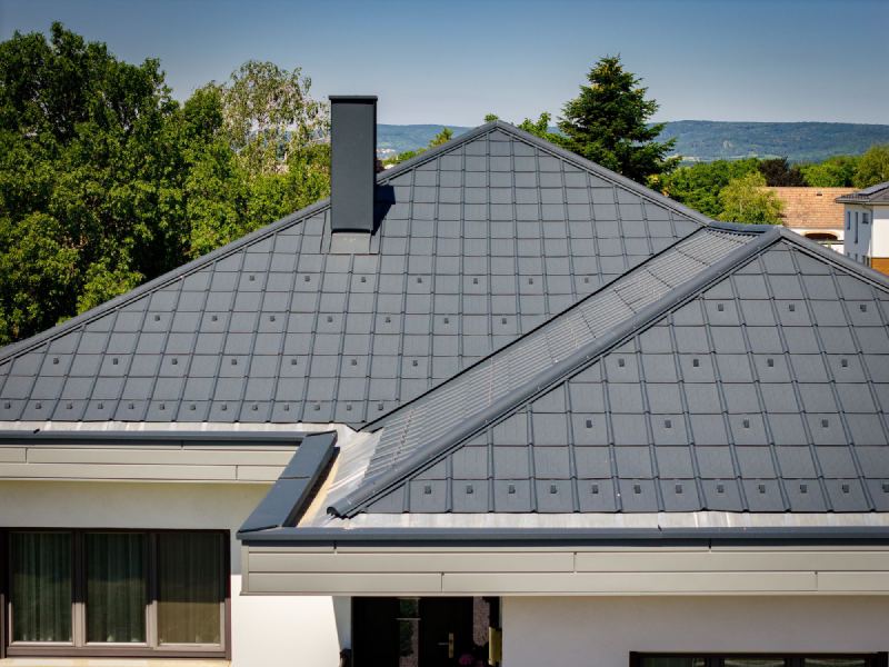 Dachfläche mit Kamin und PREFA-Eindeckung