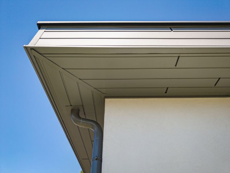 Detail der Dachuntersicht mit Fallrohr