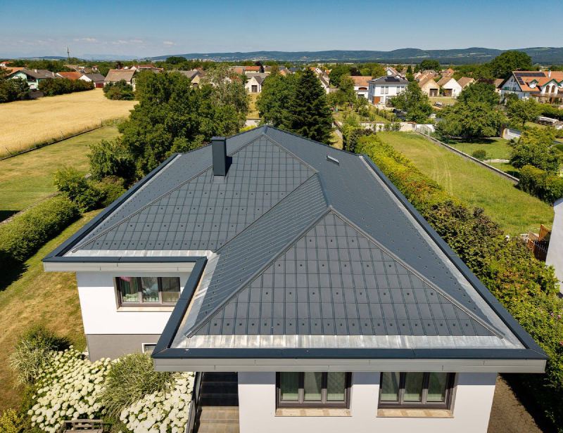 Drohnenaufnahme der neu eingedeckten PREFA-Dachfläche