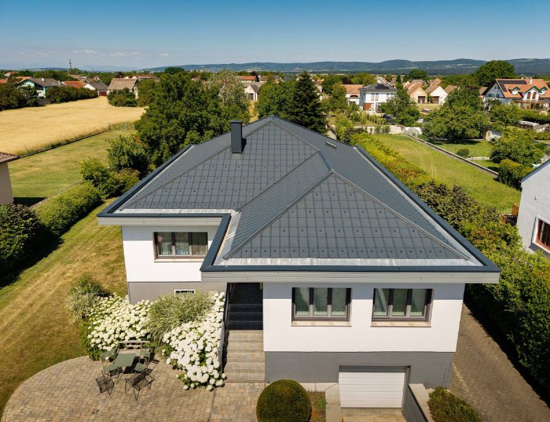 Drohnenaufnahme des Hauses mit neuem PREFA-Dach