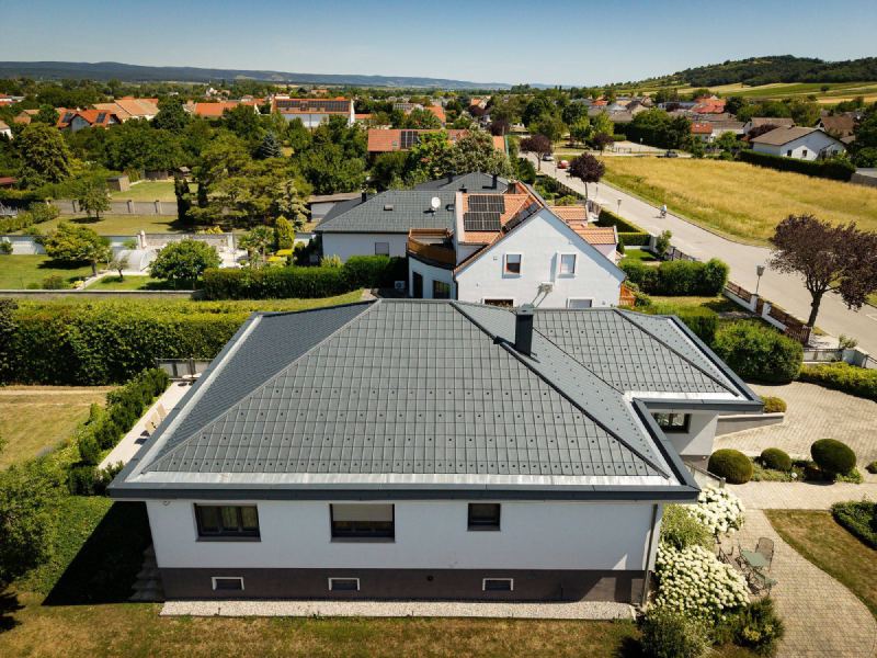 Haus und Dach in der Ortslage von Oslip aus der Luft