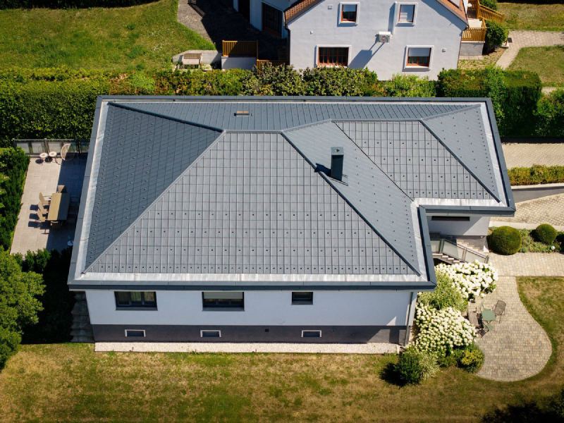 Schrägansicht des Daches mit sauber ausgeführten Graten