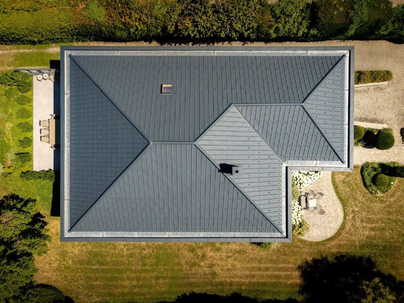 Dach aus der Vogelperspektive mit Walm und Kamin