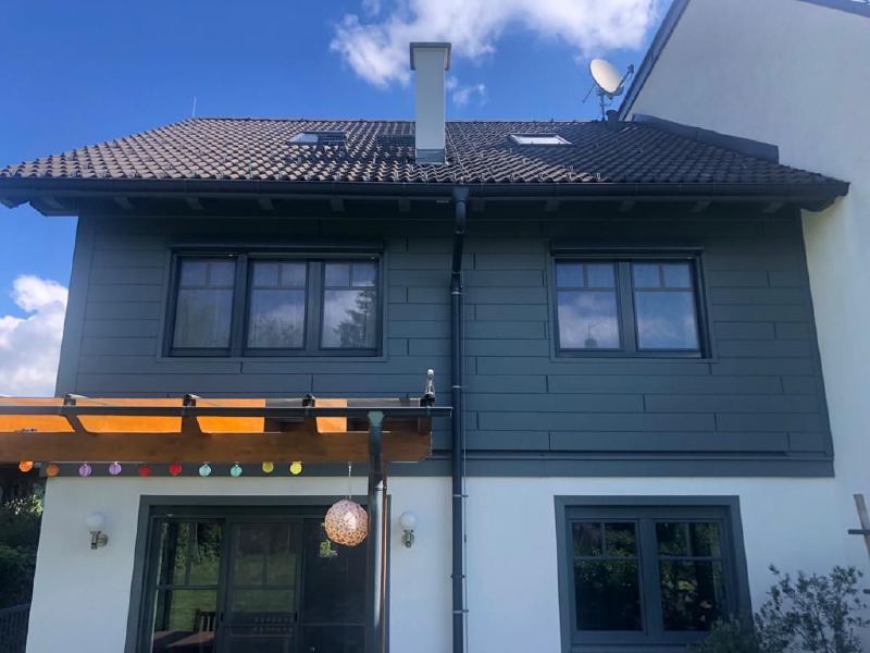Siding-Fassade mit Balkon und Dachuntersicht