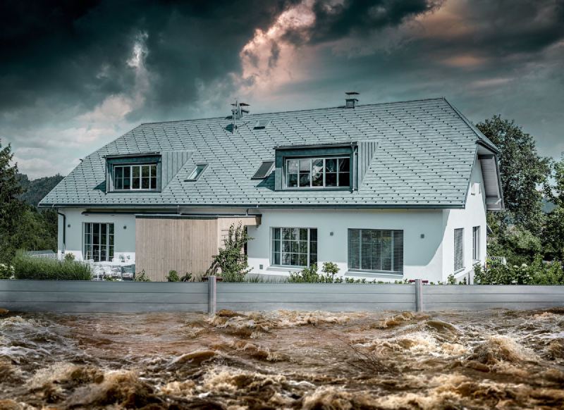 Mobile Hochwasserschutzwand hält Wasser von einem Wohnhaus fern