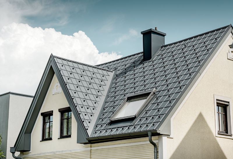 Einfamilienhaus mit anthrazitfarbenem PREFA-Rautendach